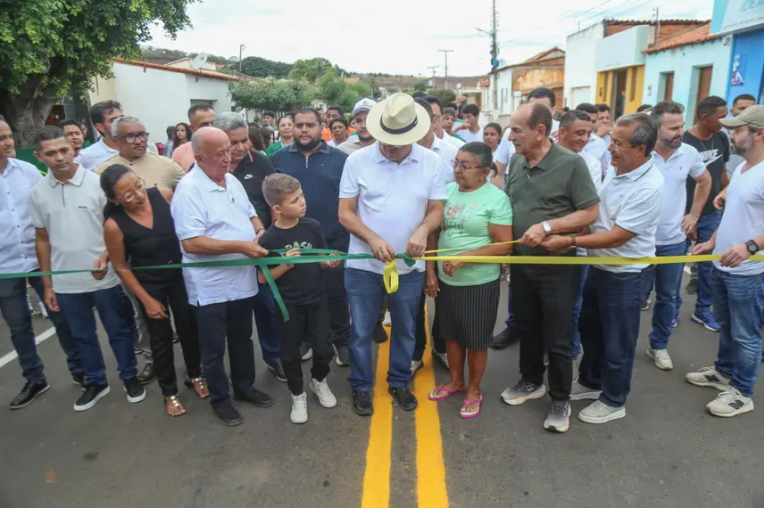 Rafael Fonteles inaugura asfaltamento de ruas em Vera Mendes e anuncia 14º salário para servidores de escola estadual