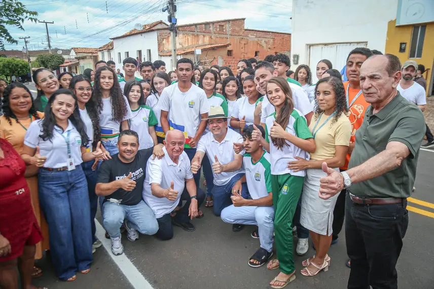Rafael Fonteles inaugura asfaltamento de ruas em Vera Mendes e anuncia 14º salário para servidores de escola estadual