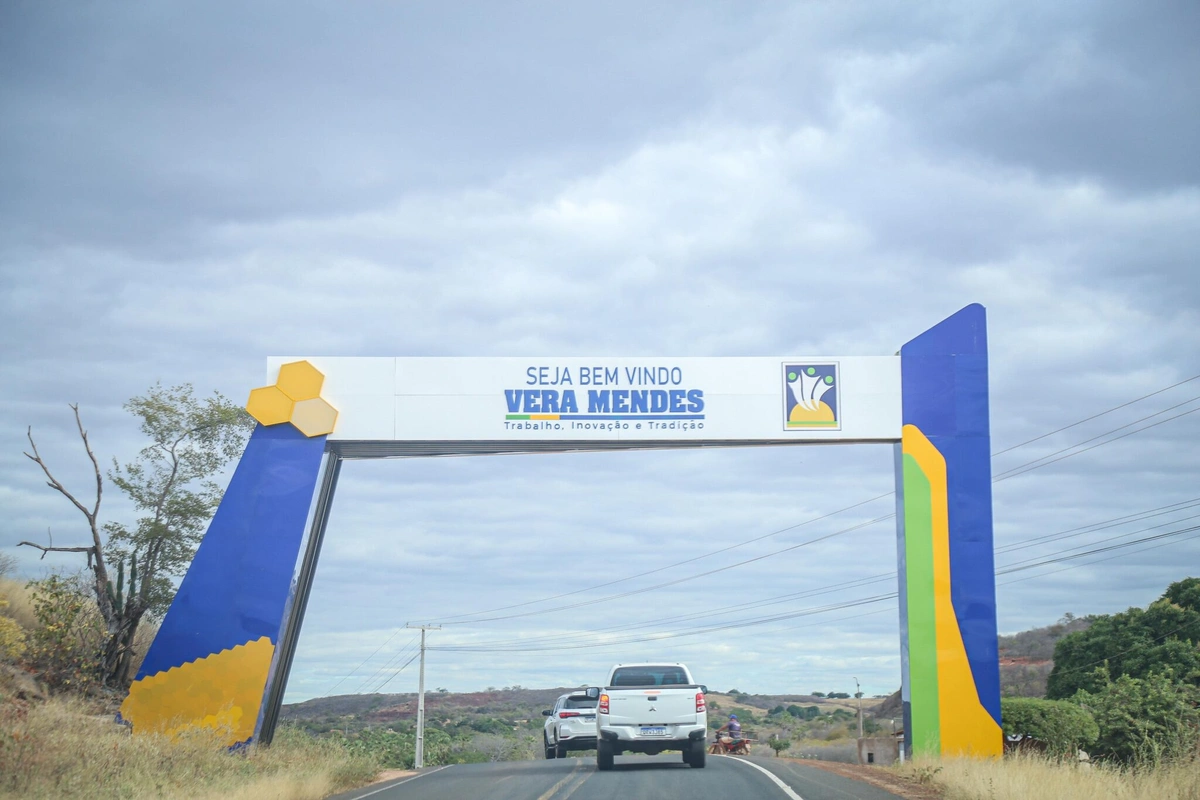 Rafael Fonteles inaugura asfaltamento de ruas em Vera Mendes e anuncia 14º salário para servidores de escola estadual