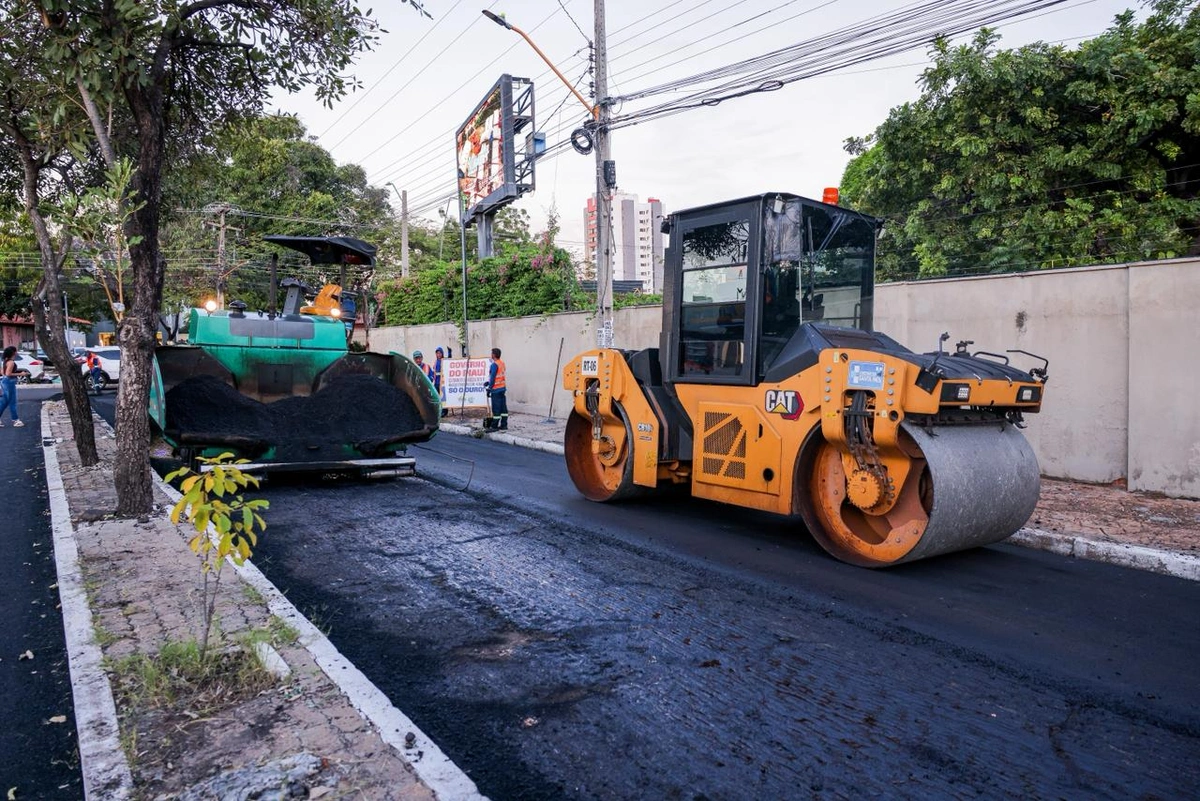 Rafael Fonteles vistoria novo asfalto na zona leste de Teresina; Governo investe R$ 6 milhões em cinco ruas da região