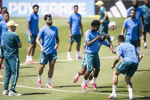 Técnico Carlo Ancelotti (à esq.) observa Vinicius Junior durante treino da seleção brasileira nos EUA; Brasil estreia neste sábado (13) na Copa-2026 (Foto: Eduardo Anizelli)