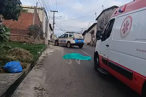 Um suspeito, ainda não identificado, morreu após ser baleado durante uma tentativa de assalto na tarde deste sábado (27), no bairro Satélite (Foto: Reprodução)