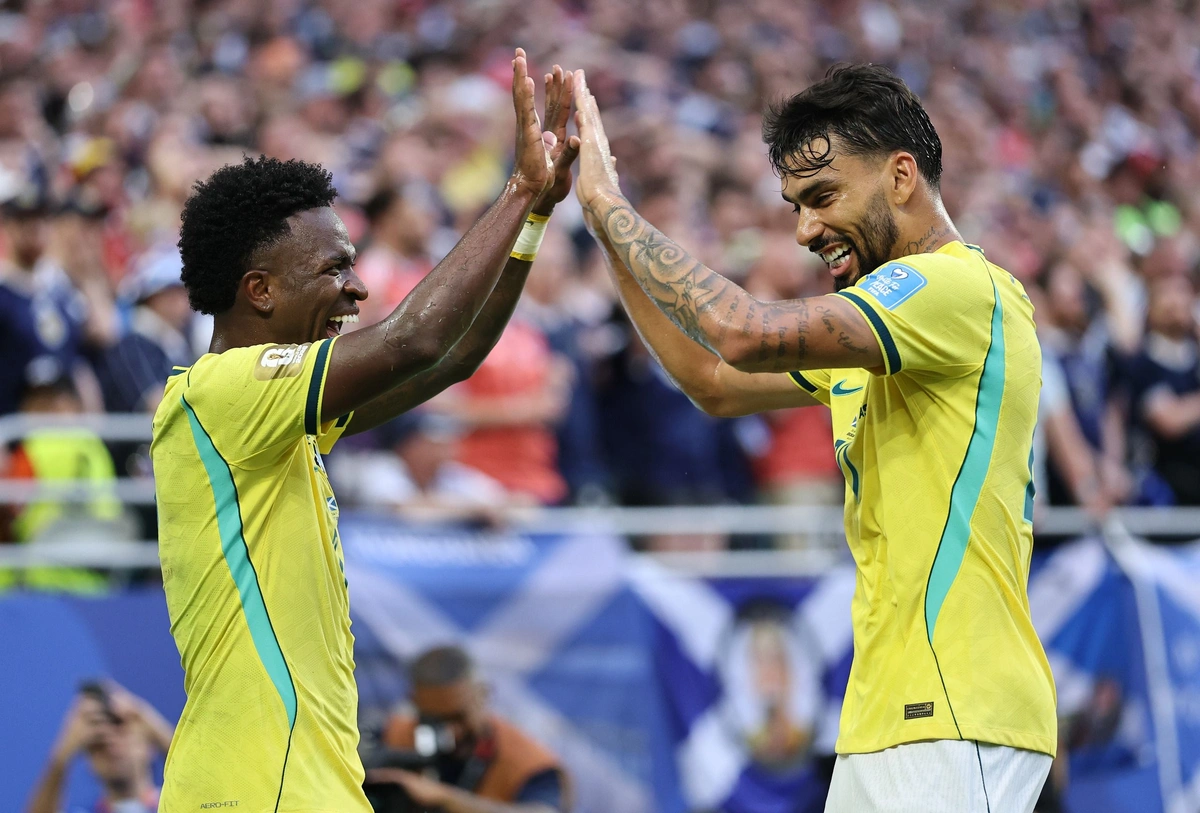 Vini e Paquetá celebram o segundo gol contra a Escócia