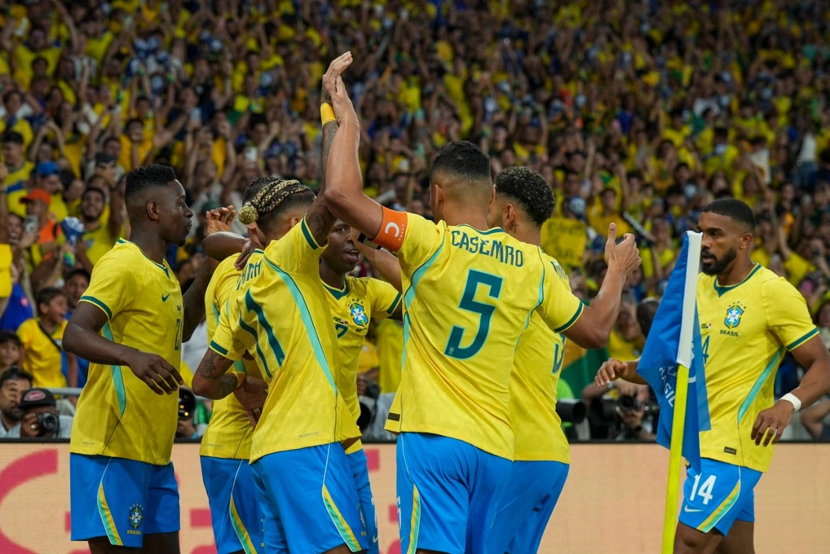 Vinicius Júnior e Casemiro marcaram para a Seleção no primeiro tempo