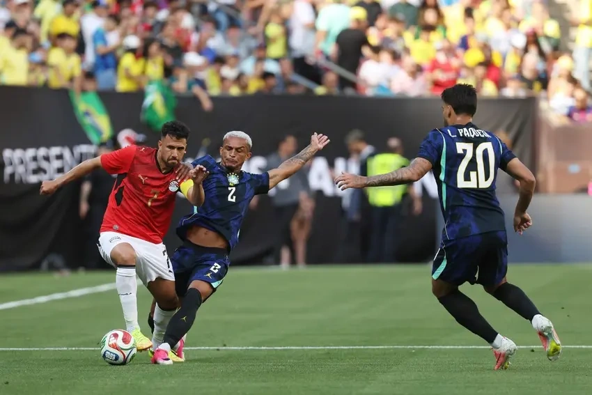 Wesley sentiu lesão aos 16 minutos do amistoso do Brasil com o Egito