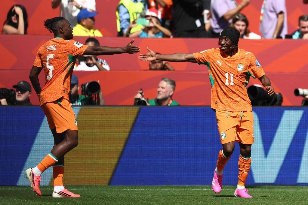 Yan Diomandé (à direita) e Wilfried Singo comemoram gol da Costa do Marfim contra a Alemanha, em Toronto