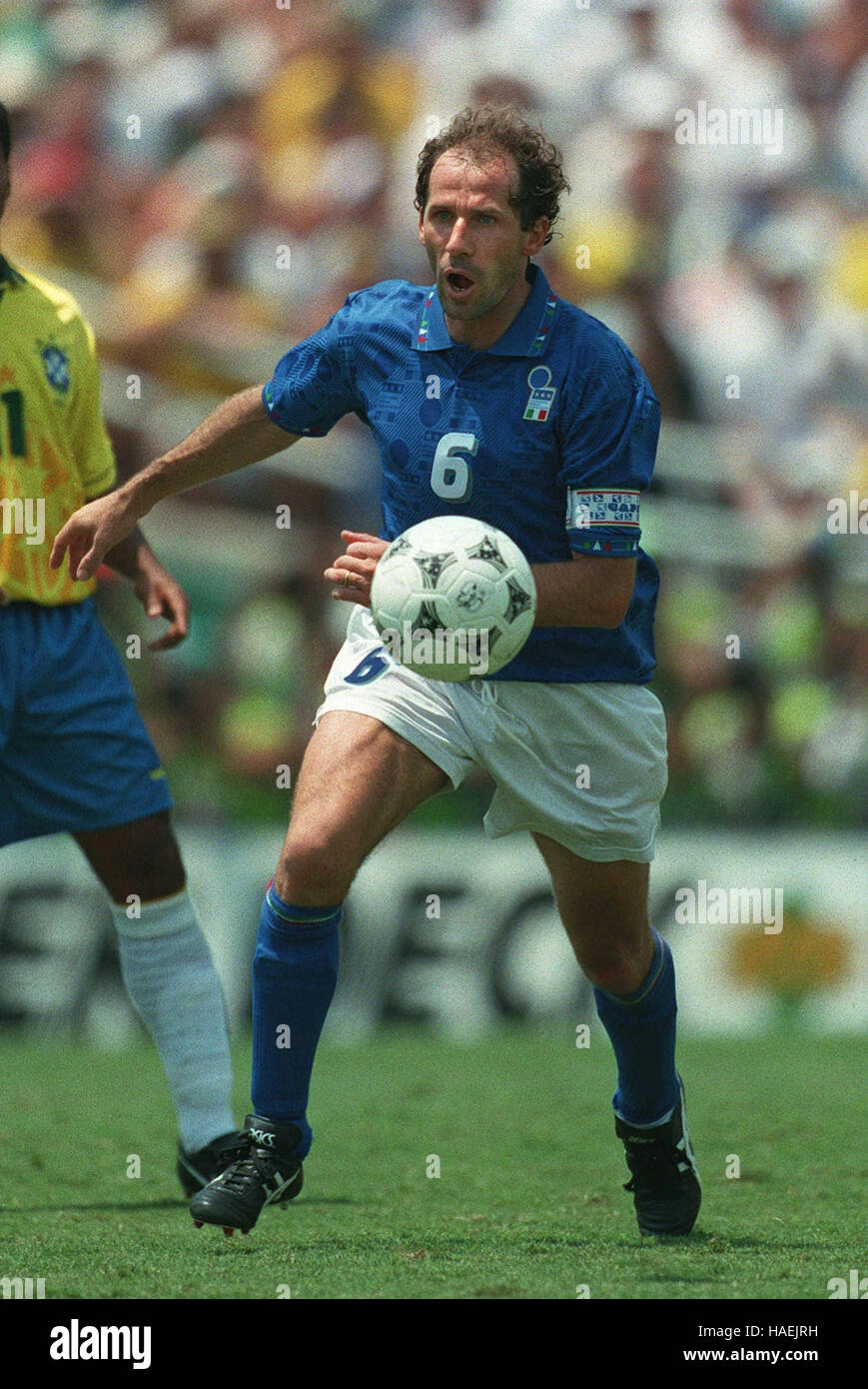 Baresi em ação como capitão da seleção italiana na final da Copa de 94, diante do Brasil