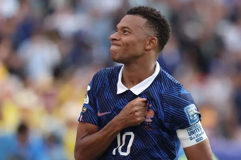 Craque francês Mbappé fez dois gols diante dos suecos