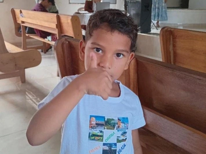 Criança de seis anos morreu neste sábado (18) após ser ferido com uma faca durante um castigo aplicado pelo pai em Itapiranga, no interior do Amazonas