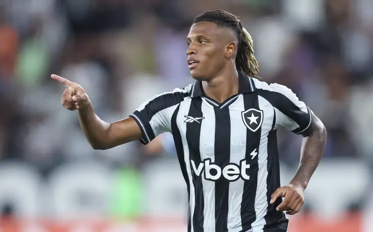 Danilo, meia do Botafogo, permanece no clube