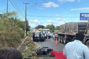 Homem morre atropelado por carreta após cair de moto na zona Sul de Teresina (Foto: CV)