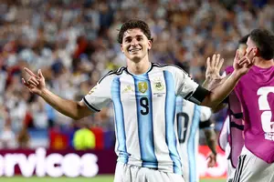 Julian Alvarez comemorando gol  na prorrogação (Foto: imagem de reprodução)