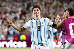 Julian Alvarez comemorando gol  na prorrogação (Foto: imagem de reprodução)