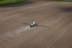 Máquina espalha fertilizantes em plantação nos EUA (Foto: Scott Olson - 07.mai.26)