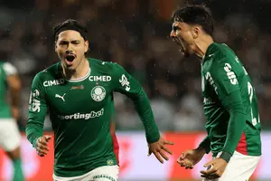 Maurício e Piquerez comemoram gol do Palmeiras sobre o Coritiba pela 19ª rodada do Brasileirão Betano (Foto: Cesar Greco/Palmeiras)