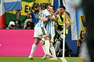 Messi comemorando gol da Argentina sobre Cabo Verde (Foto: CHANDAN KHANNA / AFP)