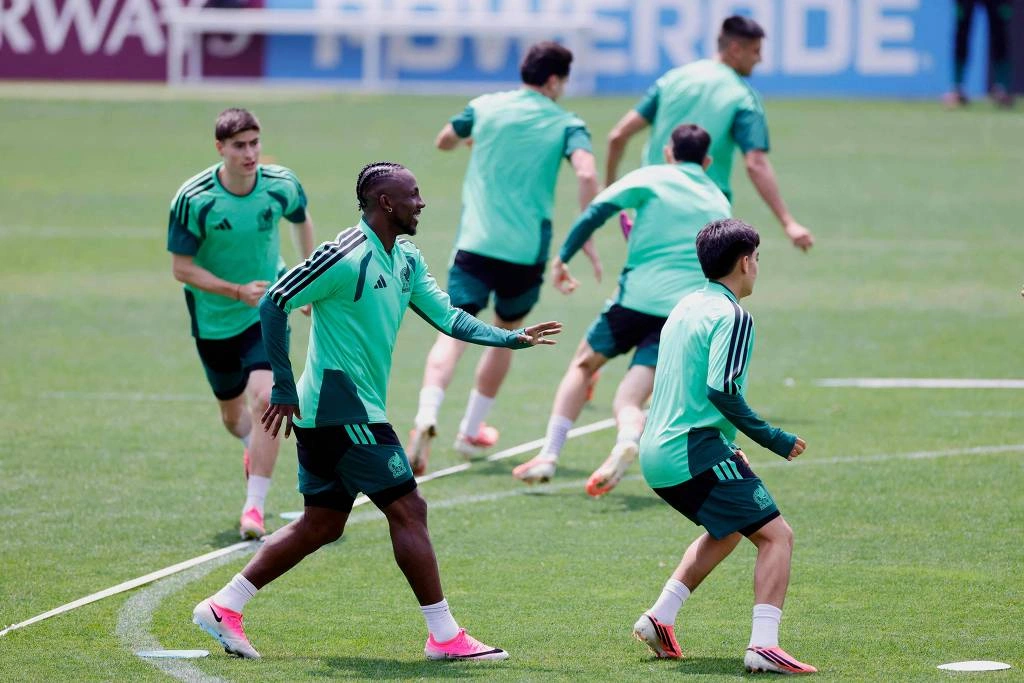 O atacante Quiñones, descontraído, durante treino da seleção mexicana antes do jogo contra a Inglaterra pelas oitavas de final