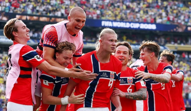 O norueguês Erling Haaland comemora o segundo gol sobre o Brasil com companheiros