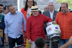O presidente Lula no lançamento do programa Gás do Povo, ao lado dos ministros Rui Costa (Casa Civil) e Alexandre Silveira (Minas e Energia) a época (Foto: Douglas Magno - 4.set.25/AFP)