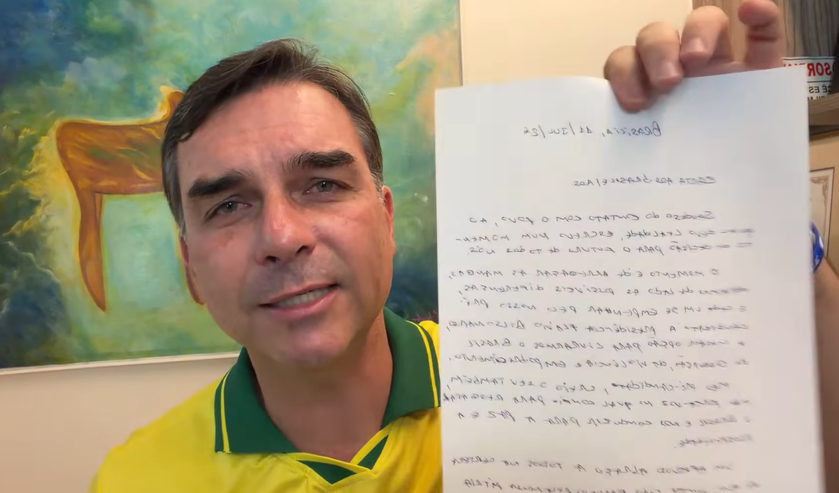 O senador e pré-candidato à Presidência Flávio Bolsonaro durante leitura de escrita por seu pai, o ex-presidente Jair Bolsonaro