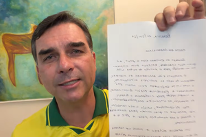 O senador e pré-candidato à Presidência Flávio Bolsonaro durante leitura de escrita por seu pai, o ex-presidente Jair Bolsonaro (Foto: Reprodução | Youtube)