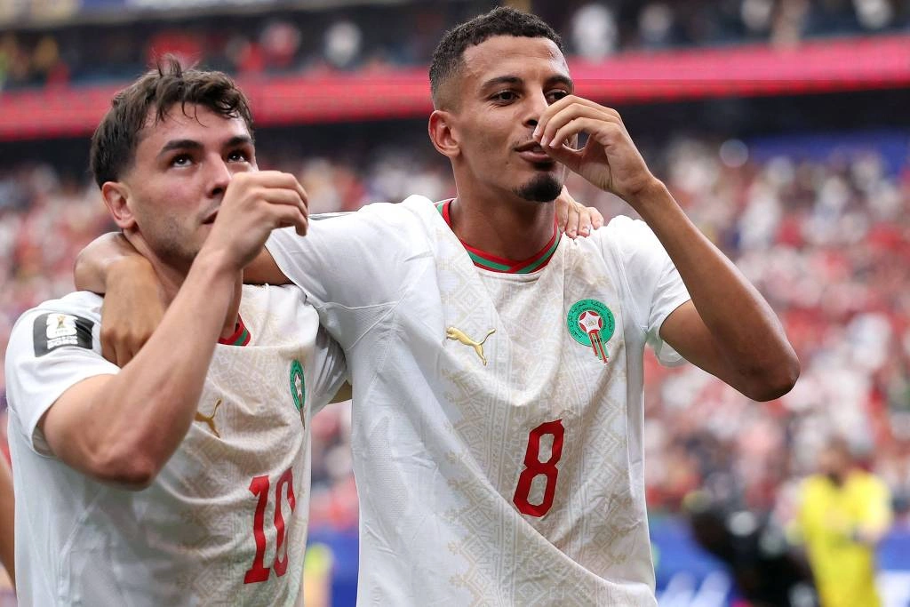 Ounahi (8), autor de dois gols de Marrocos, festeja com o companheiro Brahim Diaz 'bebendo chá marroquino' neste sábado (4), em Houston