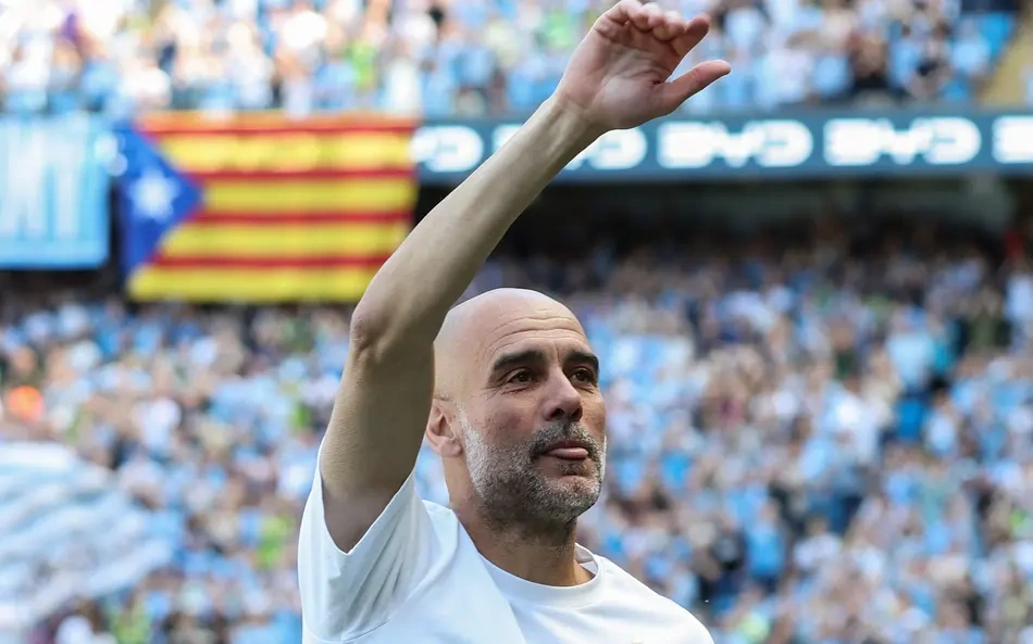 Pep Guardiola acena para torcedores do Manchester City em jogo de despedida contra o Aston Villa, pela Premier League