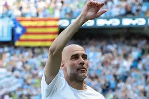 Pep Guardiola acena para torcedores do Manchester City em jogo de despedida contra o Aston Villa, pela Premier League (Foto: Darren Staples/AFP)
