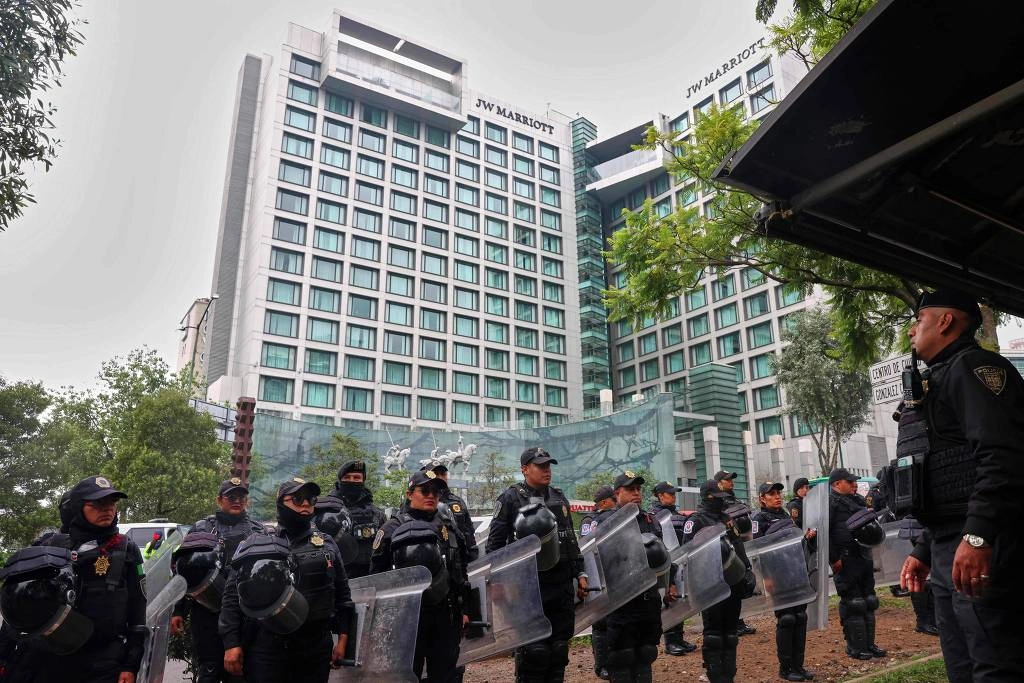 Policiais reforçam segurança do hotel Marriott, que abriga a seleção inglesa na Cidade do México