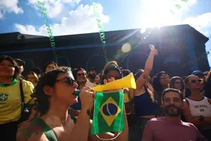 Torcedores se reúnem na Barra Funda, em São Paulo, antes do jogo do Brasil contra o Japão, no dia 29 (Foto: Zanone Fraissat)