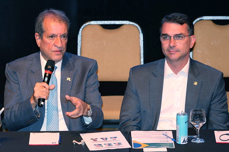 Valdemar da Costa Neto e Flávio Bolsonaro