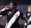 Vasco vence Vitória mesmo com um a menos e abre vantagem na Copa do Brasil