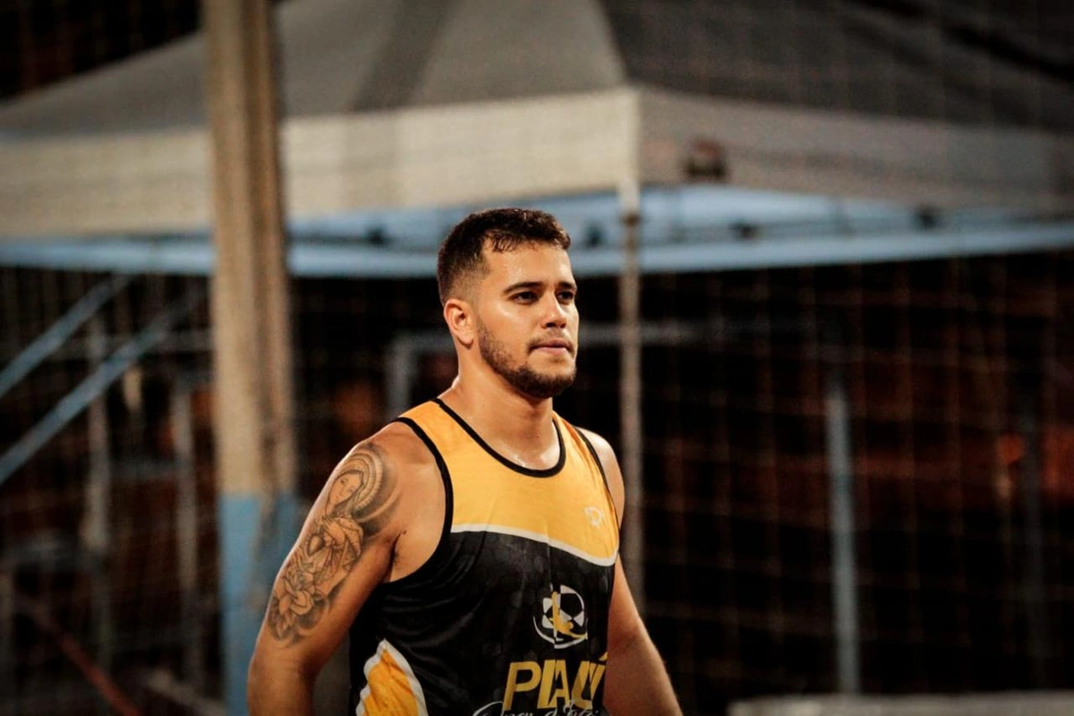 Atleta de futevôlei