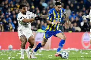 Di Maria disputando a bola com Raniele (Foto: Divulgação/Conmebol)