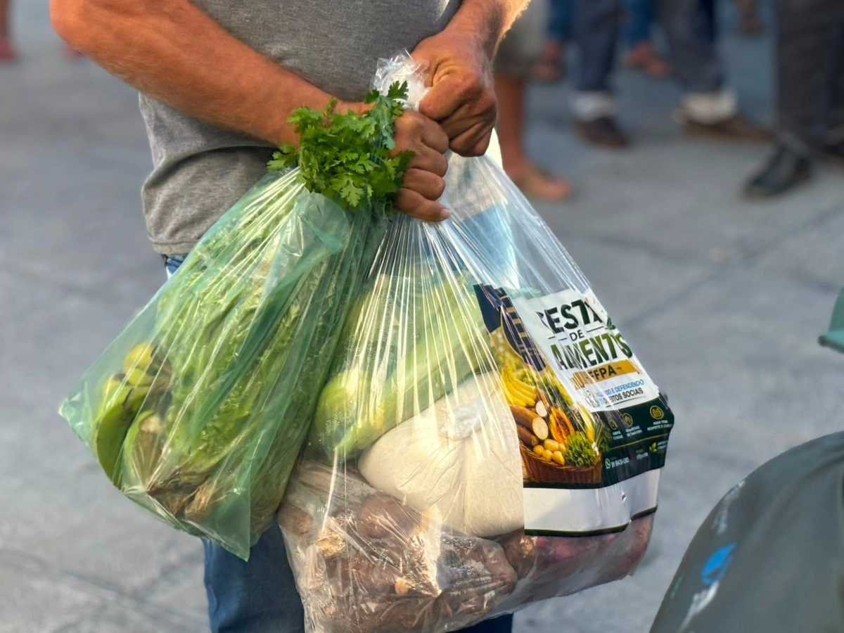 Entrega beneficia moradores com cerca de 400 cestas de alimentos da agricultura familiar