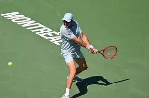 João Fonseca prepara o backhand na estreia em Montreal (Foto: imagem de reprodução)