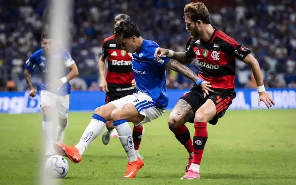 Kaio Jorge em disputa de bola com Léo Pereira