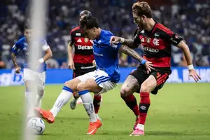 Kaio Jorge em disputa de bola com Léo Pereira (Foto: imagem de reprodução)