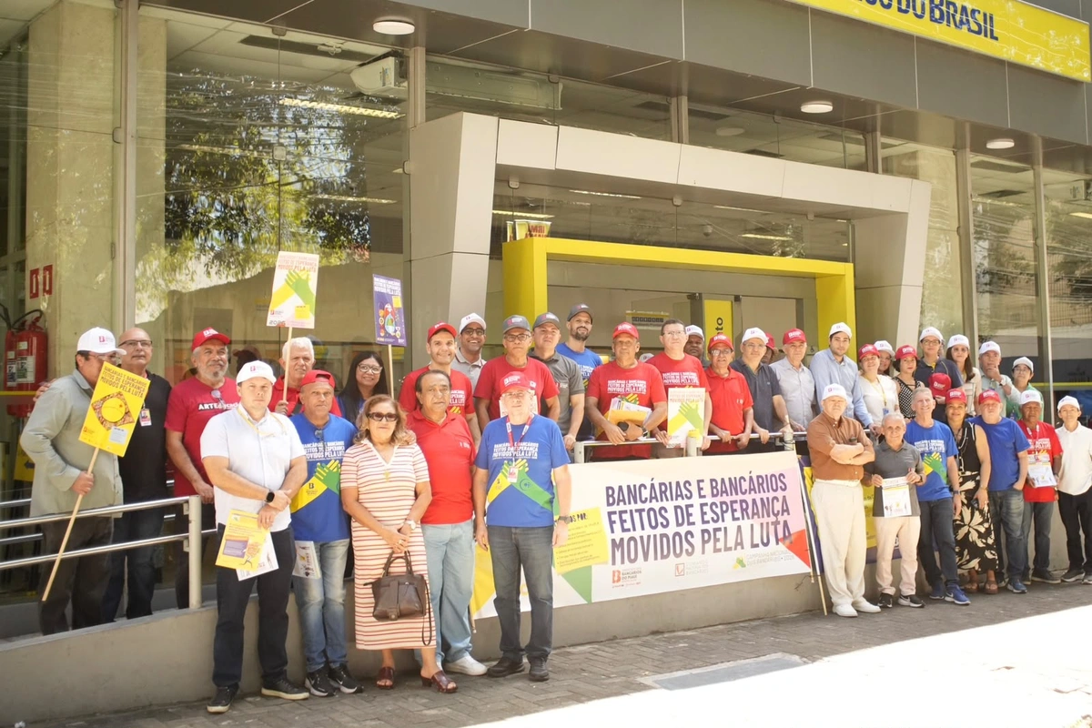 Manifestantes em frente ao Banco do Brasil