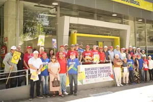 Manifestantes em frente ao Banco do Brasil (Foto: Divulgação)