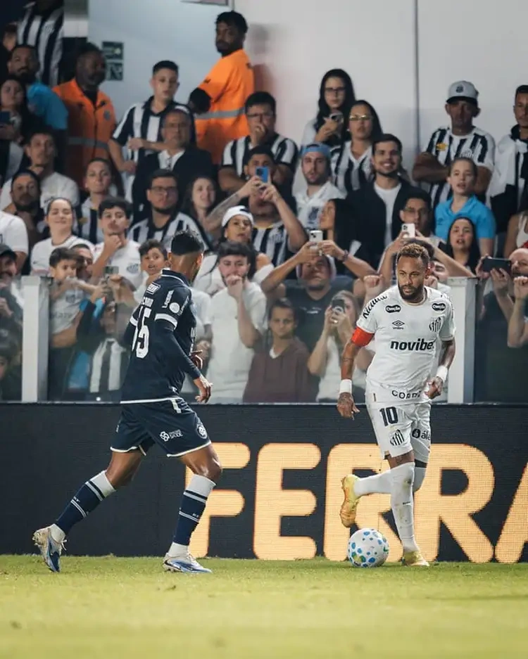 Neymar em duelo contra o Remo, na Vila Belmiro, no jogo de ida