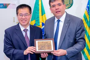 O presidente do Conselho Universitário da Fujian Normal University, Ling Qidan, o governador do Piauí, Rafael Fonteles (Foto: Reprodução)