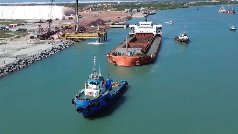 Porto de Luís Correia informou que iniciou, nesta quarta-feira (5), seu primeiro processo de exportação com o embarque de uma carga de nove mil toneladas de minério de ferro em um navio