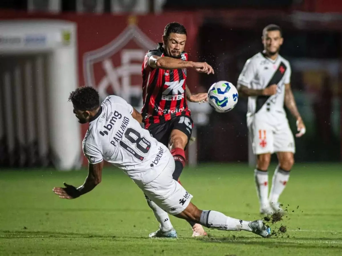 Vasco e Vitória se enfrentam pelo jogo de ida das quartas de final da Copa do Brasil