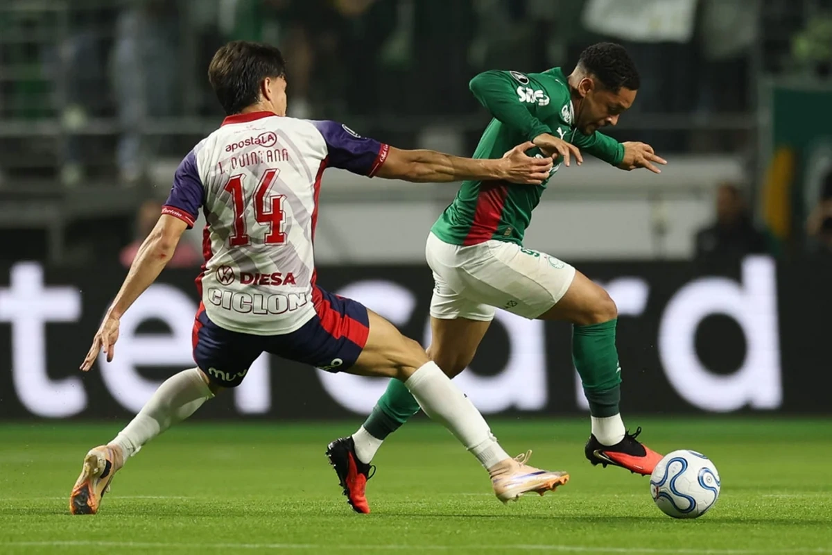 Vitor Roque em disputa com jogador do Cerro Porteño