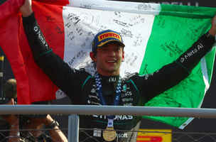 Antonelli festejando vitória no pódio, em Monza (Foto: Fórmula 1)