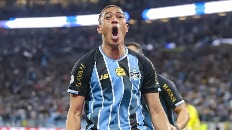 Carlos Vinícius, do Grêmio, comemora gol contra o Internacional, pela Copa do Brasil