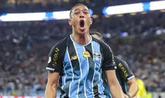 Grêmio amassa Inter com show de Carlos Vinícius e vai encarar Galo na semi