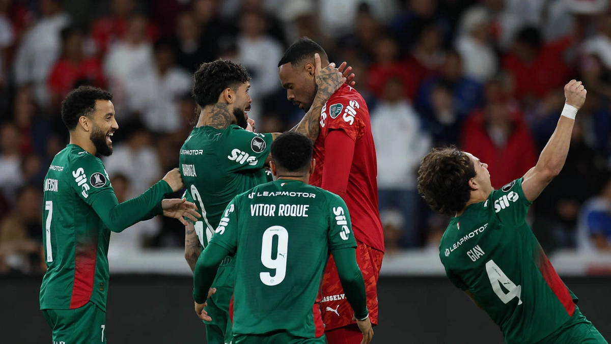 Elenco comemora a classificação com o herói da noite, Carlos Miguel