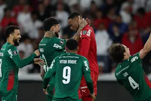 Elenco comemora a classificação com o herói da noite, Carlos Miguel (Foto: imagem de reprodução)
